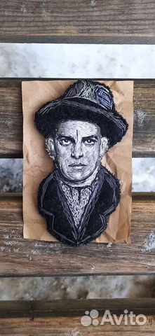 Брошь вышитая Маяковский