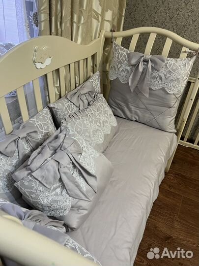 Детская кроватка с маятником и ящиком