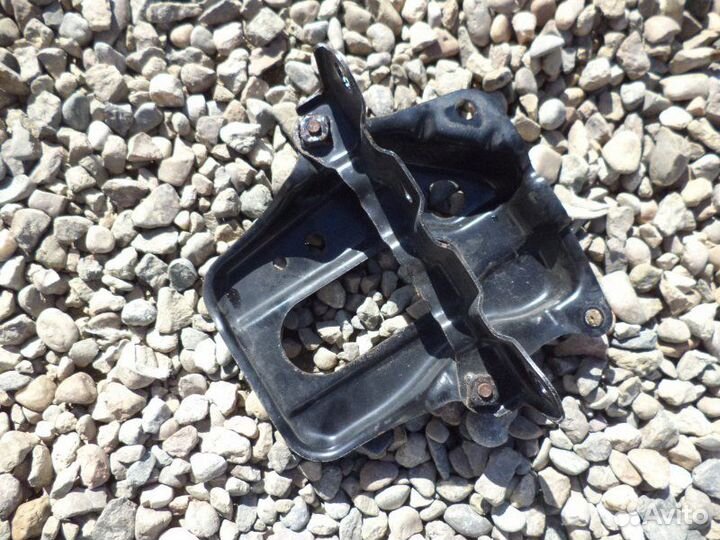 Подставка под аккумулятор Toyota Corolla NZE124