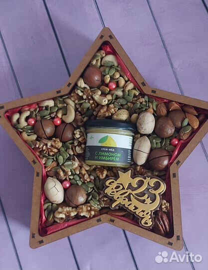 Подарочный бокс на 23 февраля с орехами