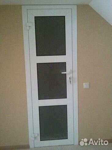 Дверь алюминиевая белая