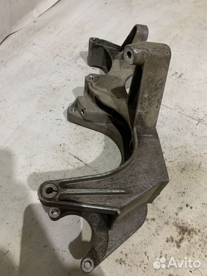 Кронштейн опора двигателя Touareg GP