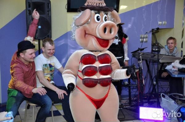 Ведущая на праздник