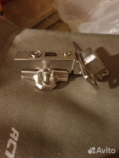 Петли мебельные Blum и Hettich с доводчиком