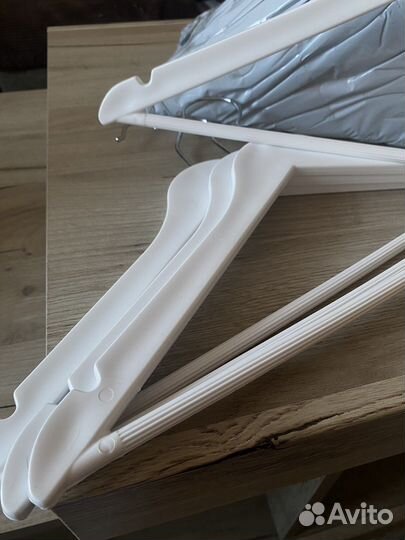 Вешалки плечики IKEA белые