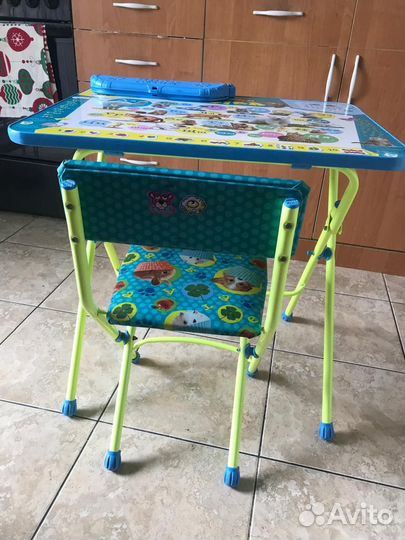 Детский письменный стол и стул