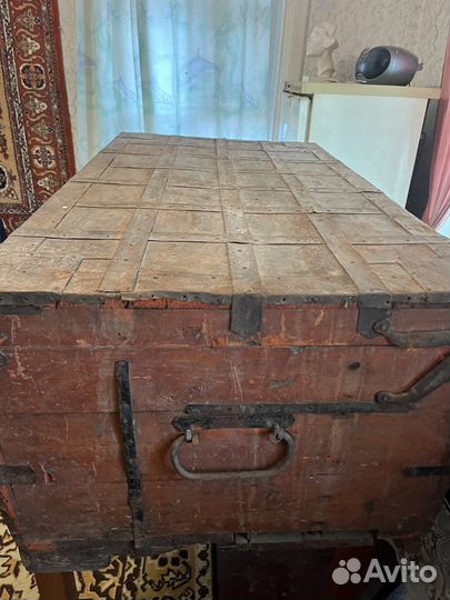 Сундук старинный