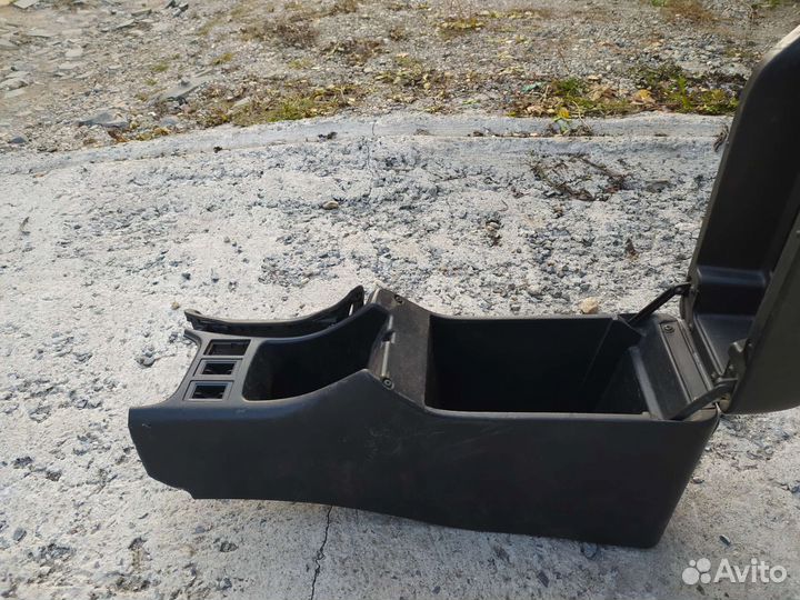 Бардачок toyota avensis