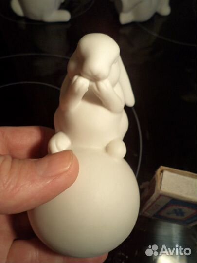 Пасхальный кролик на шаре