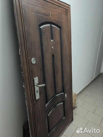 Дверь входная металлическая правая бу