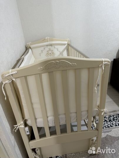 Детская кроватка с маятником и ящиком