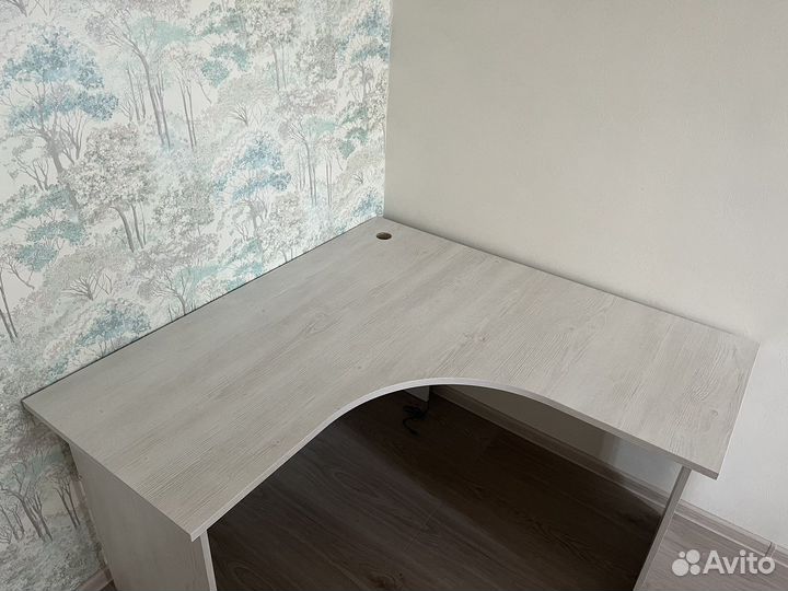 Угловой письменный стол