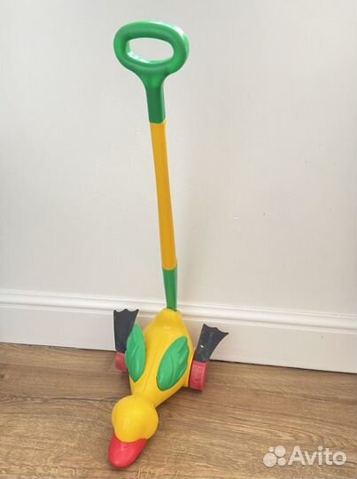 Игрушка уточка каталка