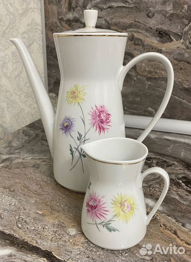 Кофейник и молочник, хрустальные чашки - кружки