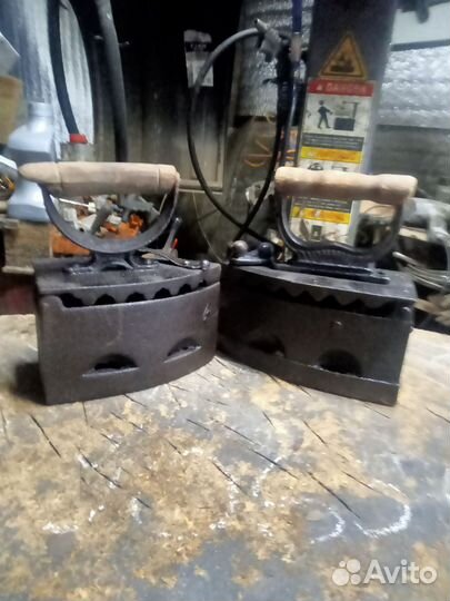 Старинный утюг на углях