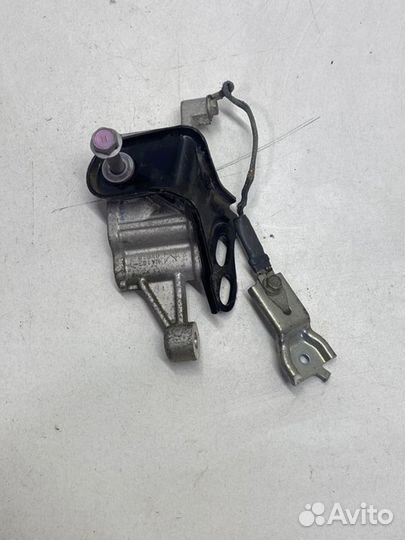 Крепление подушки двигателя переднее правое Toyota