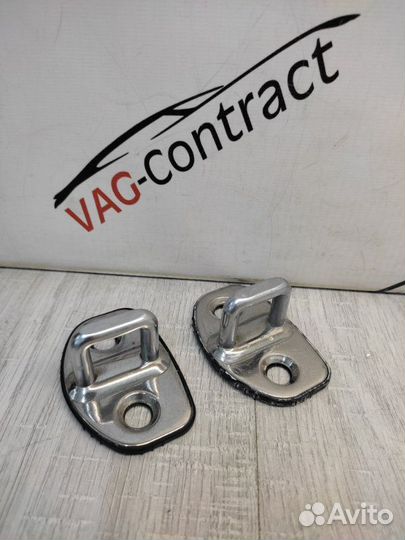 Ответная часть замка двери задняя Skoda Octavia A5