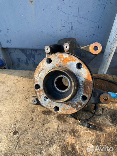 Кулак поворотный передний правый Bmw X3 E83 M54B25