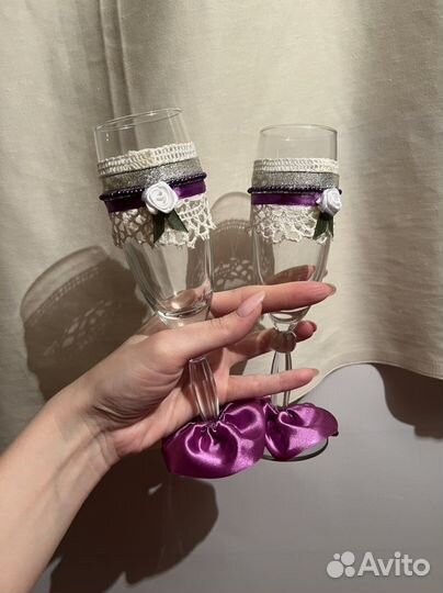 Букет невесты и бокалы свадебные