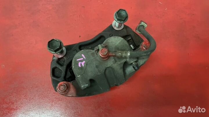 Суппорт передний левый Nissan Fuga Y51