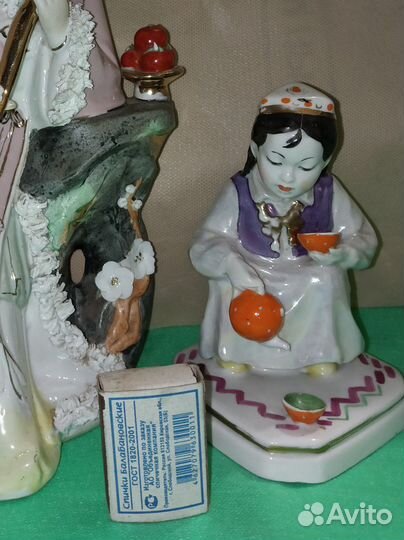 Фарфоровая статуэтка Девушка С Чайником