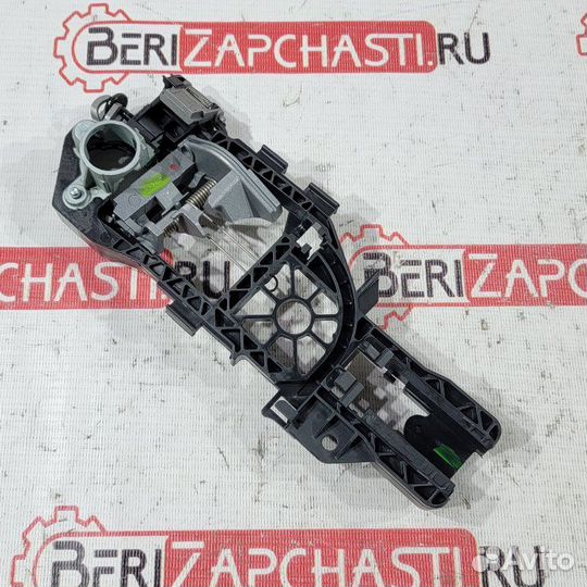 Кронштейн ручки двери передний левый Volkswagen