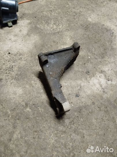Кронштейн опоры двигателя фольцваген гольф 2