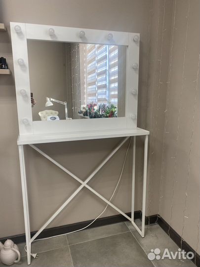 Зеркало с подставкой для визажиста