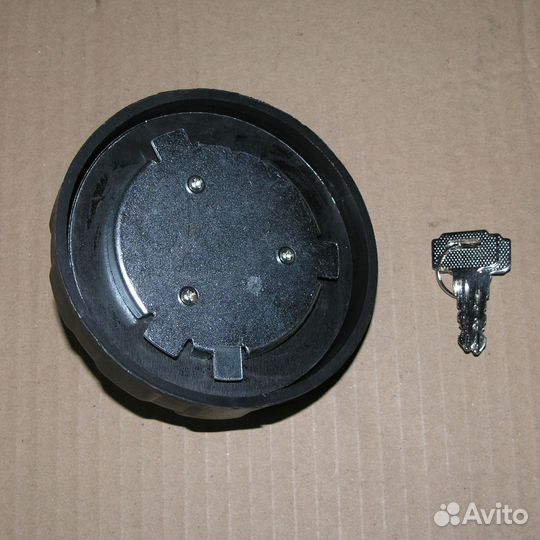 Пробка топливного бака с замком пластик д.80 (3 ус