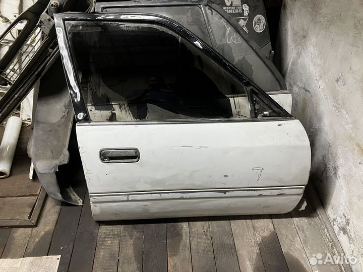 Продам переднюю правую дверь toyota corona 170