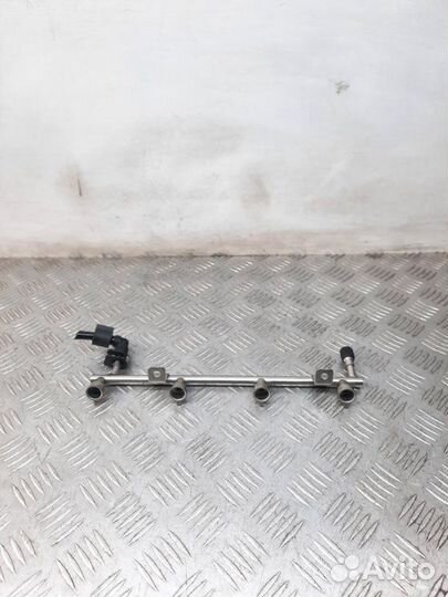 Топливная рампа Opel Astra 1.6 A16XER 2011