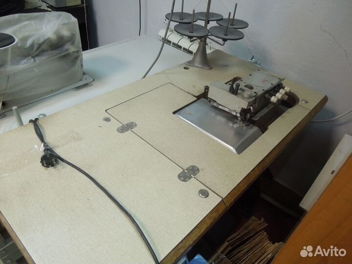 Промышленная швейная машинка, оверлок 5 ниточный