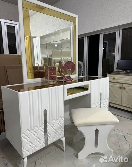 Спальный гарнитур «Рианна» в неоклассике