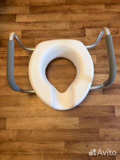 Насадка на унитаз с поручнями
