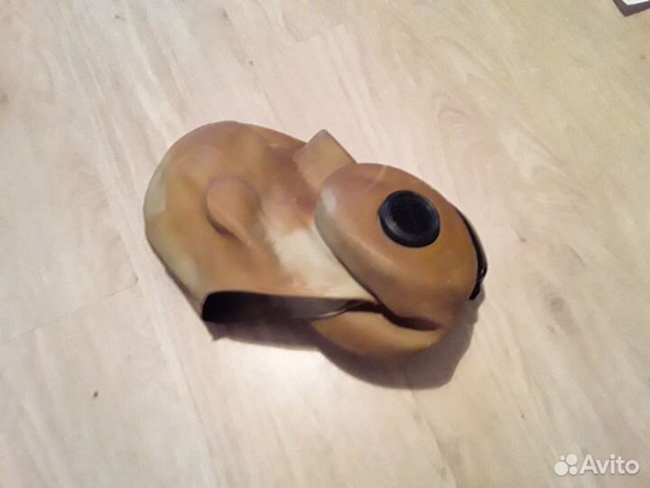 Противогаз и береты, кепки