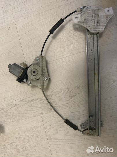 Стеклоподъемник передний правый Kia Rio 4 x-line