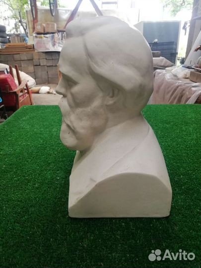 Бюст Ф. Энгельса