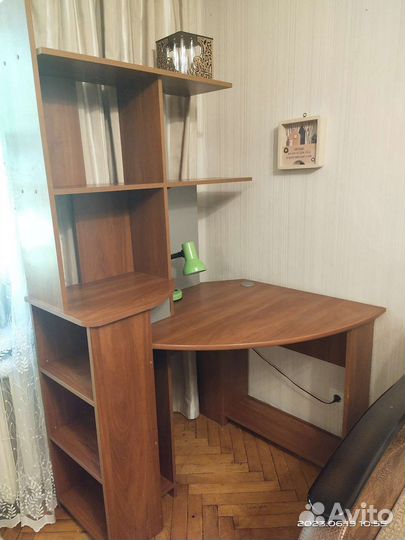 Компьютерный стол угловой с полками