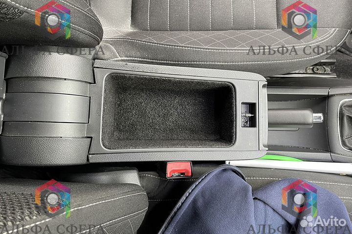 Обшивка подлокотника Skoda Rapid I 2012