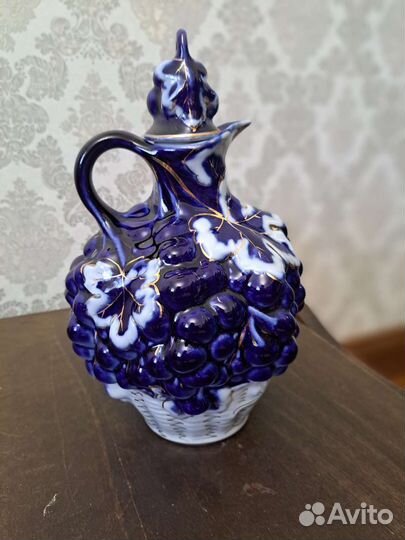 Графин -штоф,Виноград вкорзине