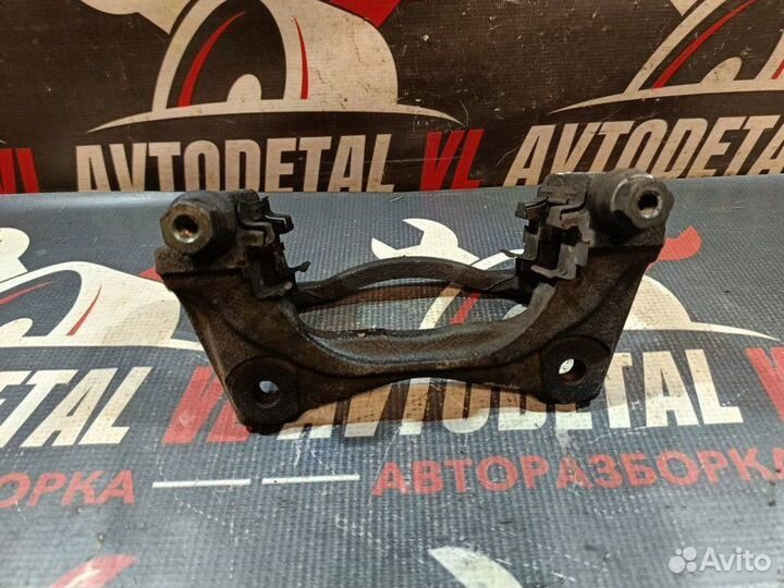 Скоба суппорта передняя Toyota Wish Xe10 минивэн