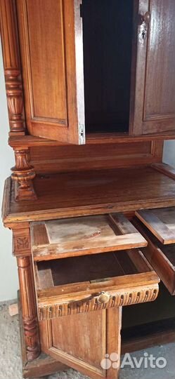 Старинный антикварный шкаф буфет
