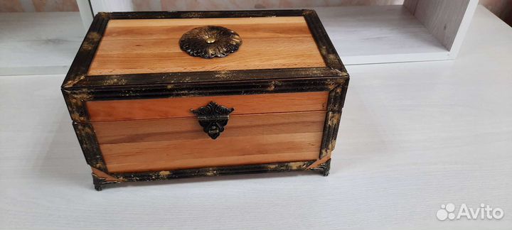 Деревянная шкатулка