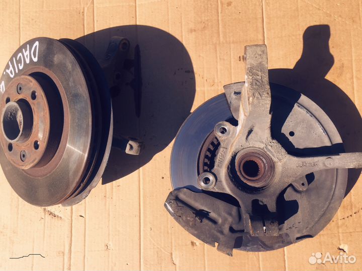 Передний поворотный кулак Logan