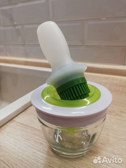 Ёмкость для масла с кисточкой