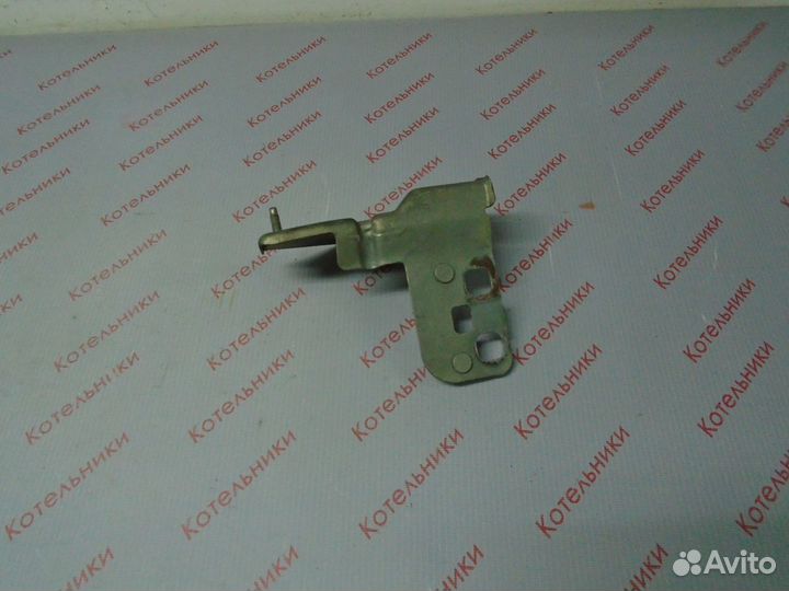 Nissan 62292-AU330 Кронштейн правый