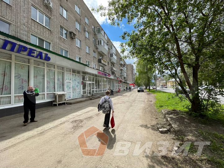 Торговое помещение с витражами и парковкой