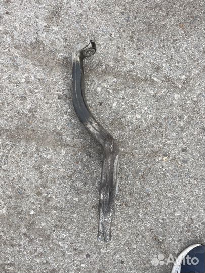 Передний правый поворотный кулак lexus is 250