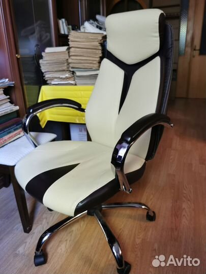 Офисное кожаное кресло бу