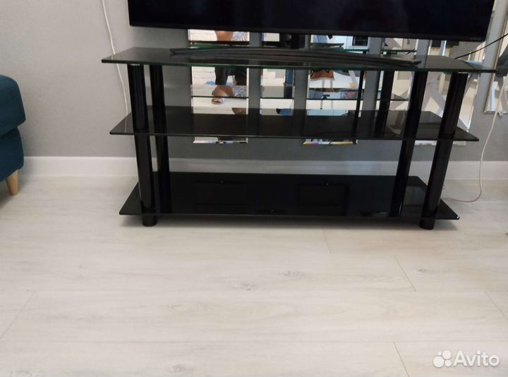 Стеклянная тумба под тв